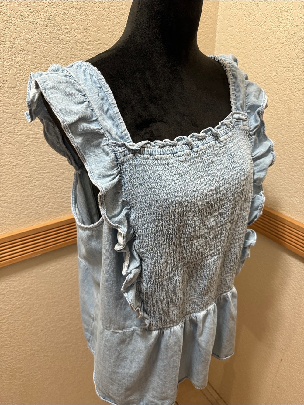 Old Navy Size 3X Light Wash Ruffled Smocked Tank Top!! - Picture 3 of 6